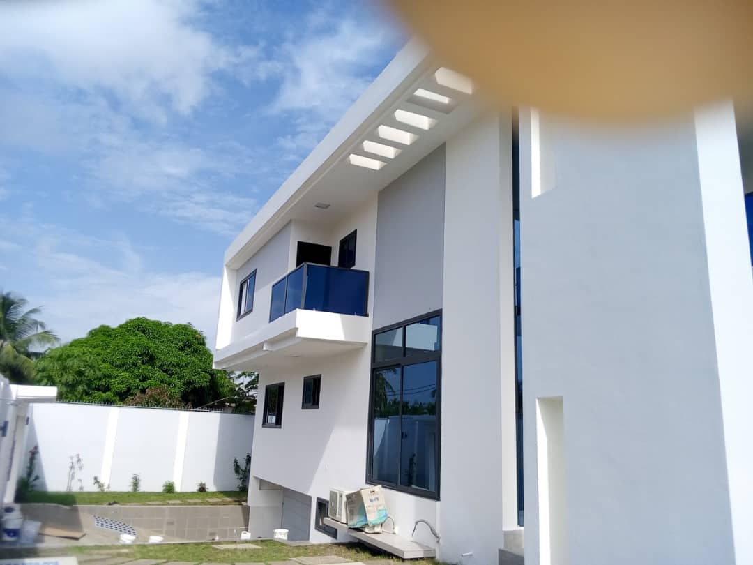 N° 4423 :
                            Villa à vendre , Baguida, Lome, Togo : 400 000  000 XOF/vie