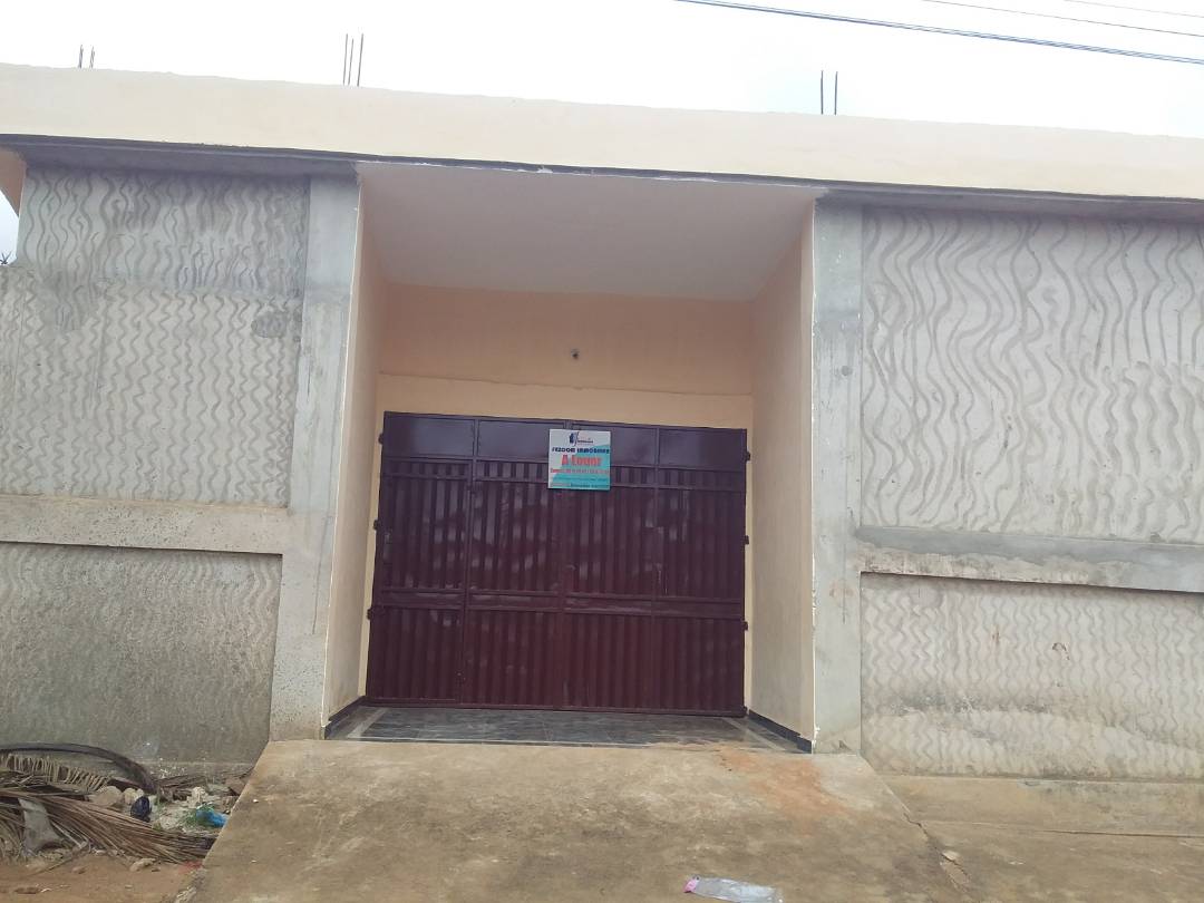 N° 4243 :
                            Magasin à louer , Adidogome, Lomé, Togo : 150 000 XOF/mois