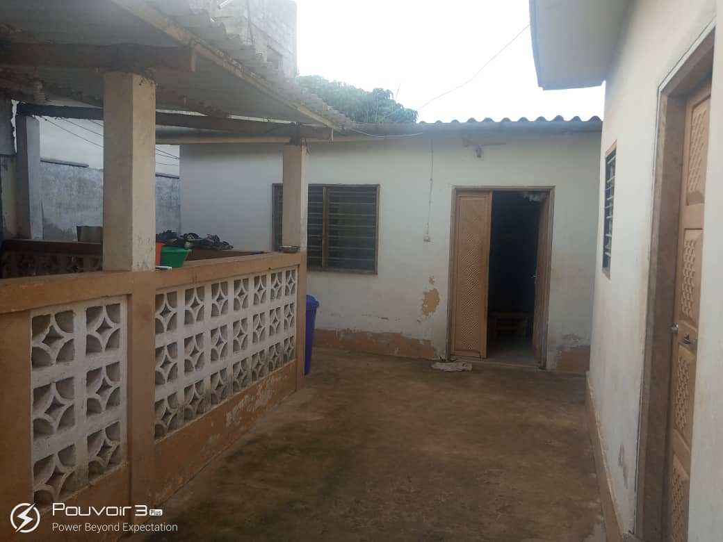 N° 4940 :
                        Maison à vendre , Agoe, Lome, Togo : 18 000  000 XOF/vie