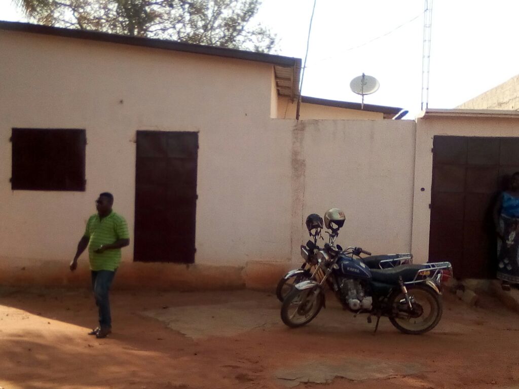 N° 4114 :
                        Maison à vendre , Attilamonou , Lome, Togo : 10 000  000 XOF/vie