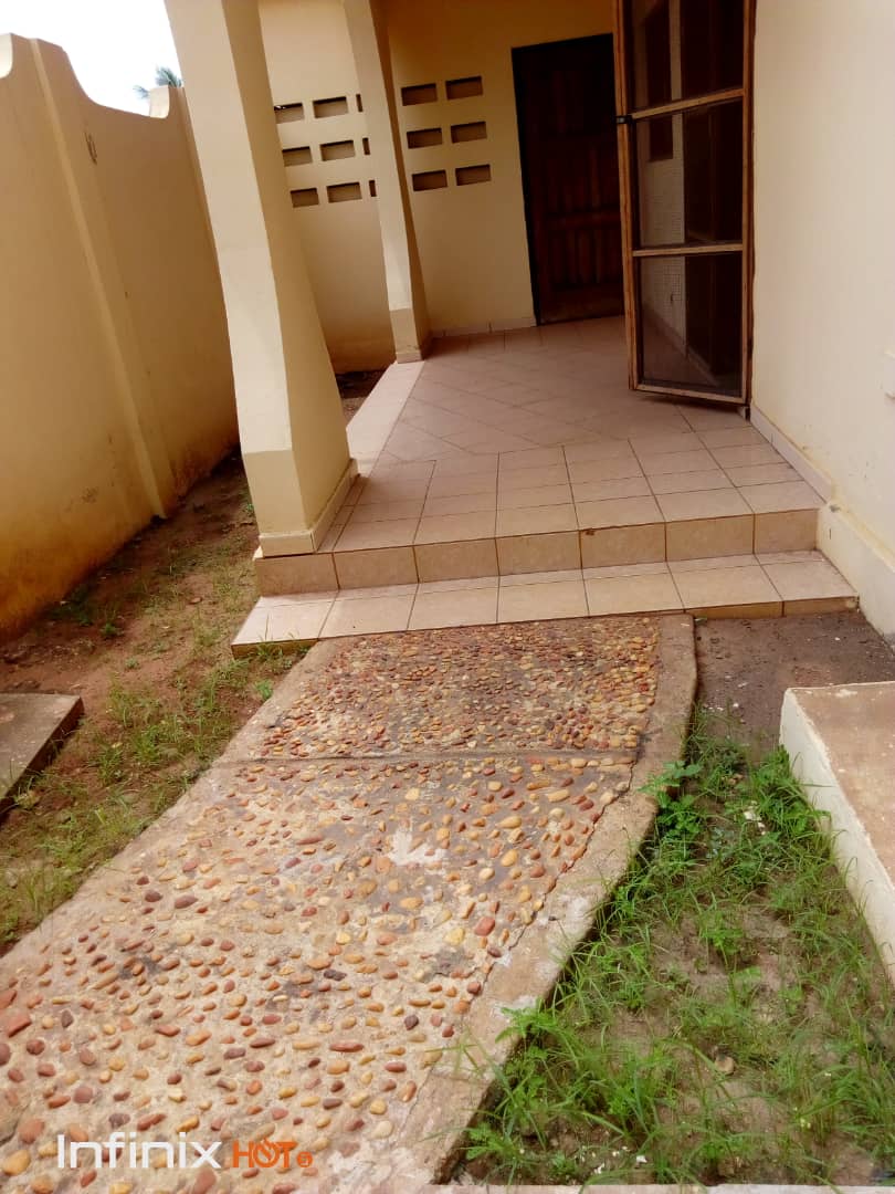 N° 4752 :
                            Villa à louer , Agoe, Lome, Togo : 100 000 XOF/mois