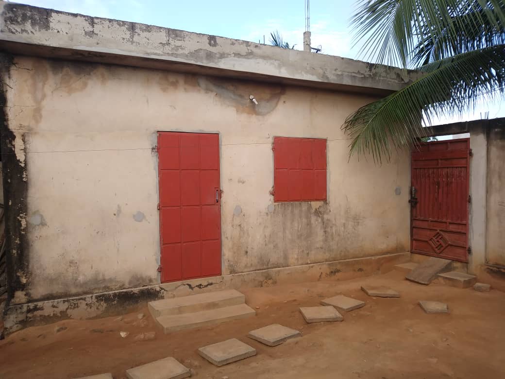 N° 4828 :
                            Maison à vendre , Adidogome, Lome, Togo : 15 000  000 XOF/vie