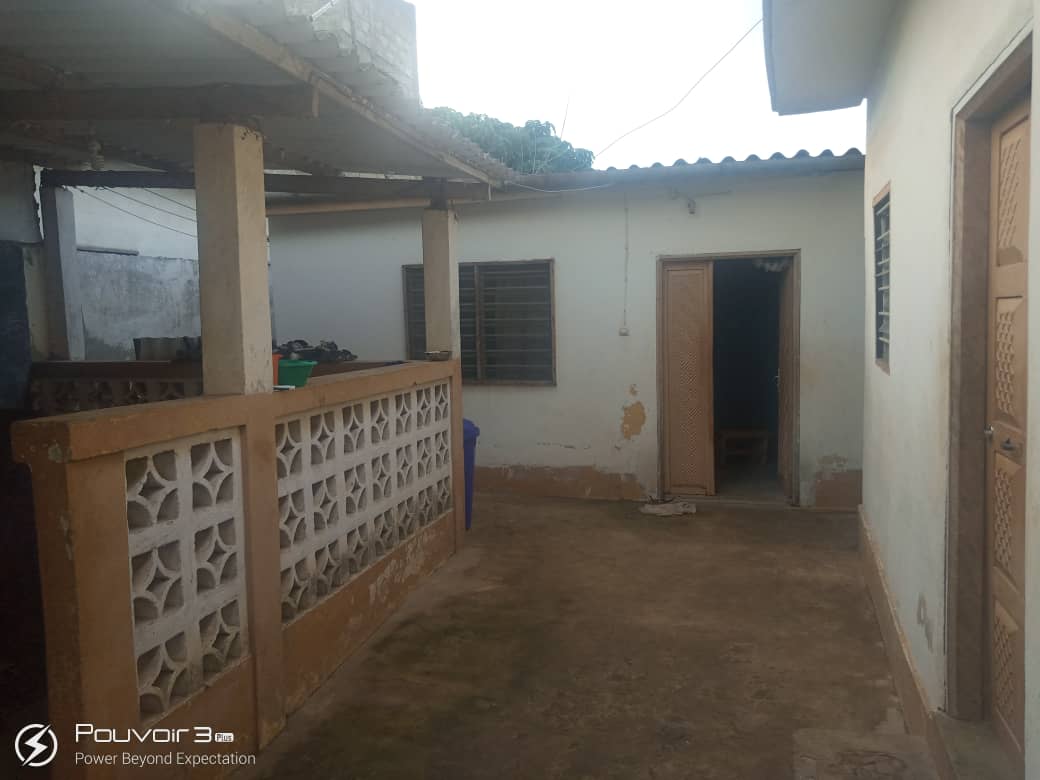 N° 4940 :
                            Maison à vendre , Agoe, Lome, Togo : 18 000  000 XOF/vie