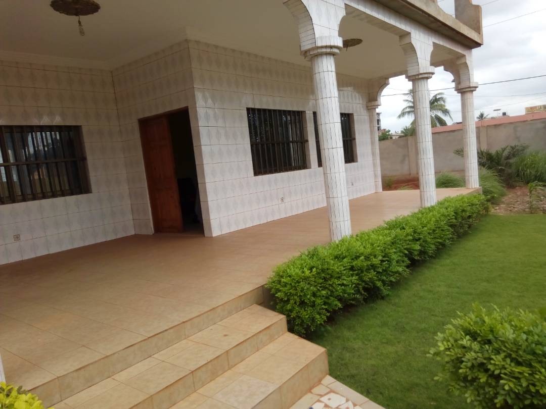 N° 4398 :
                            Villa meublée à louer , Agoe assiyeye, Lome, Togo : 450 000 XOF/mois