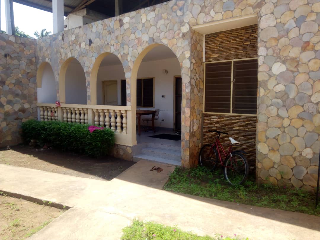 N° 4675 :
                        Villa à louer , Soviepe, Lome, Togo : 200 000 XOF/mois