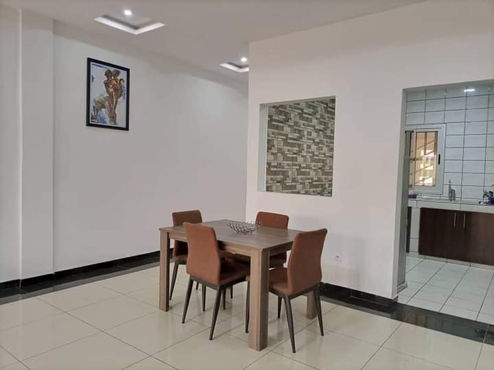 N° 5231 :
                            Appartement meublé à louer , Hedzranawoe, Lome, Togo : 400 000 XOF/mois